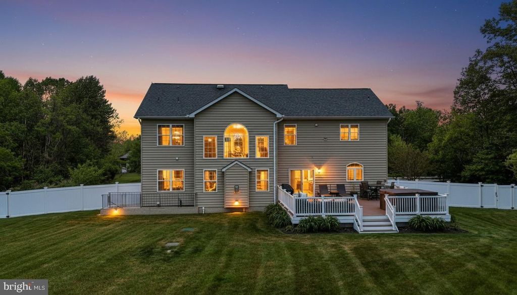 Image 5 of property listing at 7276 FILLY CT, Hughesville, MD 20637