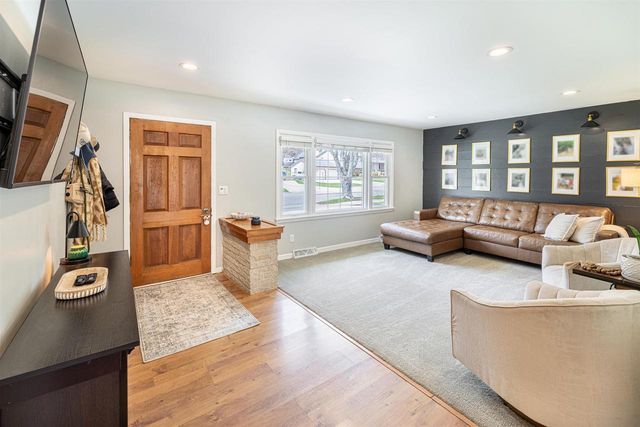 117 S Pontiac Drive, Janesville, WI 53545