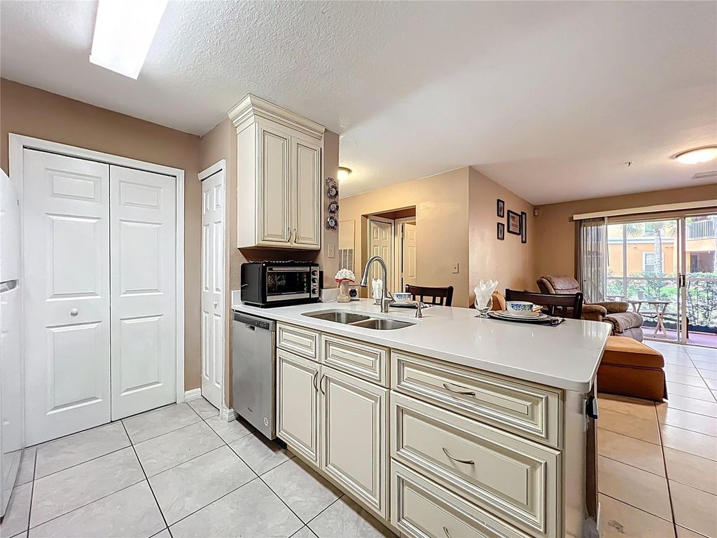 Image 16 of property listing at 5471 VINELAND ROAD 7109, Orlando, FL 32811