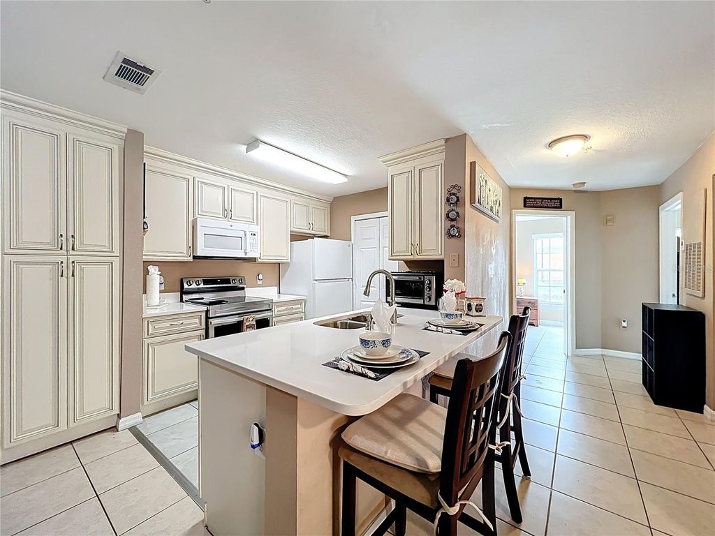Image 18 of property listing at 5471 VINELAND ROAD 7109, Orlando, FL 32811