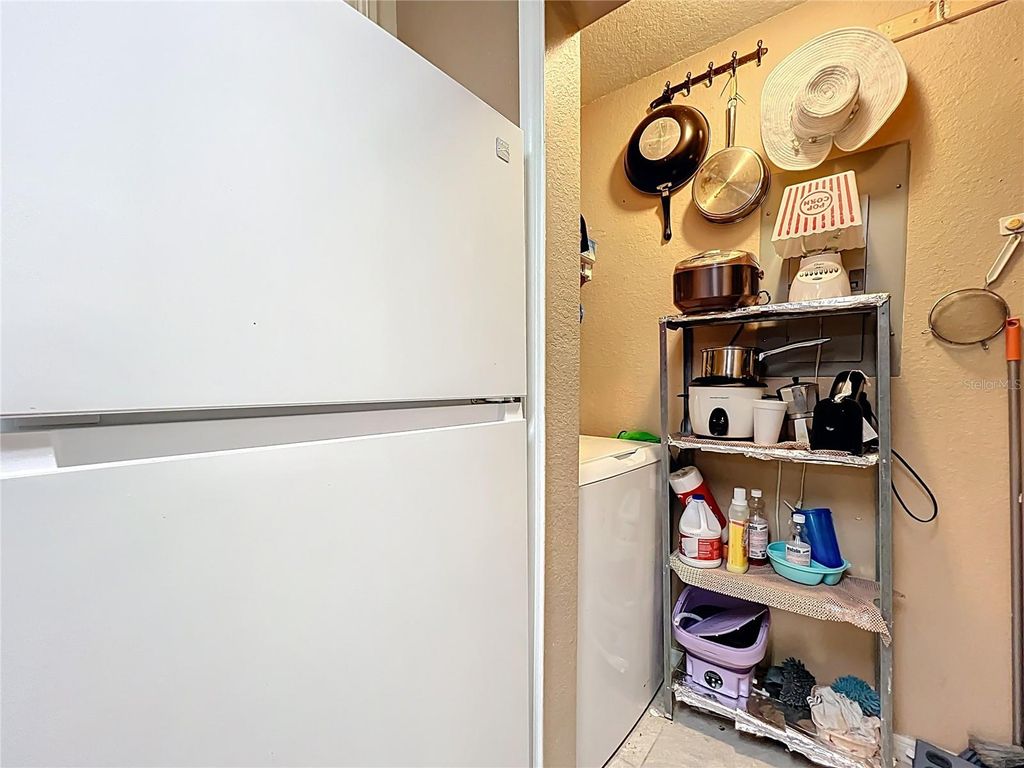 Image 37 of property listing at 5471 VINELAND ROAD 7109, Orlando, FL 32811