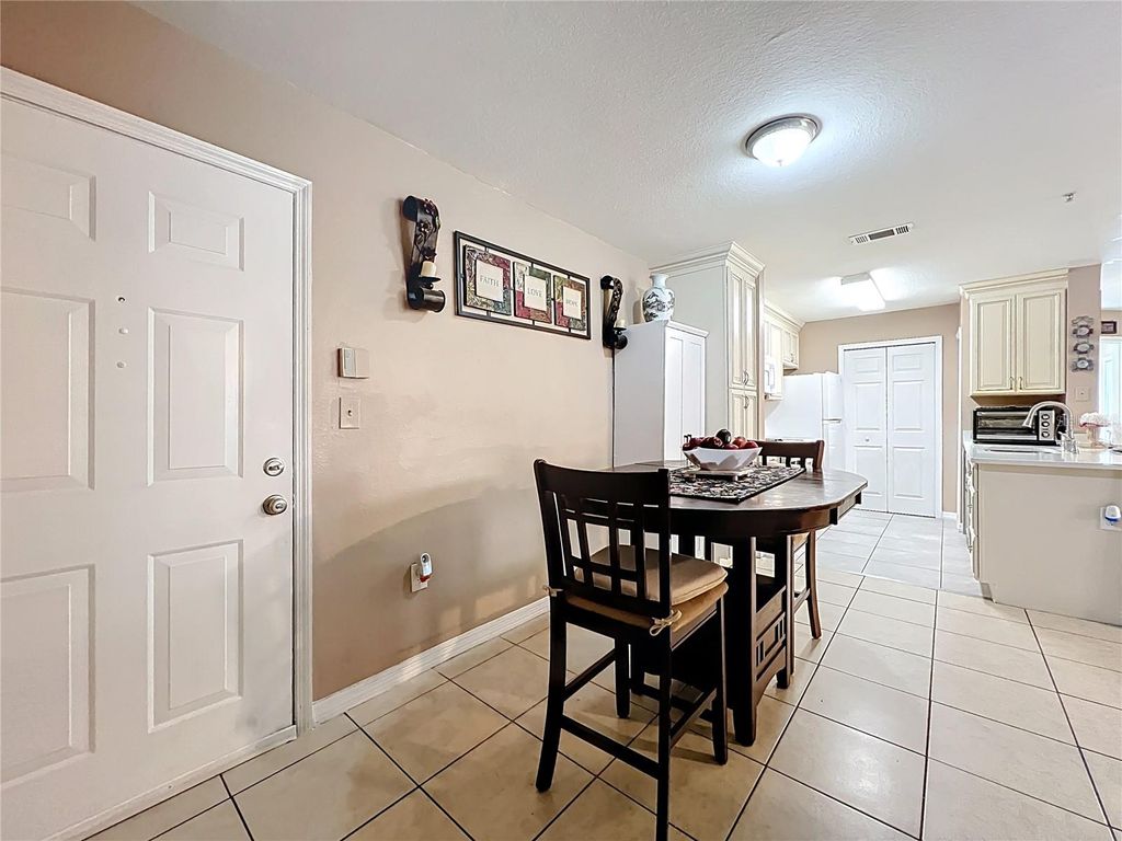 Image 8 of property listing at 5471 VINELAND ROAD 7109, Orlando, FL 32811