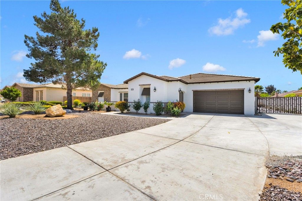 Image 3 of property listing at 19277 Stratford Way, Apple Valley, CA 92308