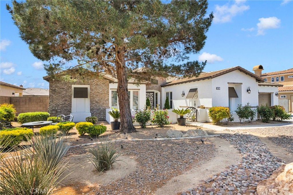 Image 4 of property listing at 19277 Stratford Way, Apple Valley, CA 92308