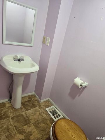 1028 S ROOSEVELT Street, Harrisburg, IL 62946