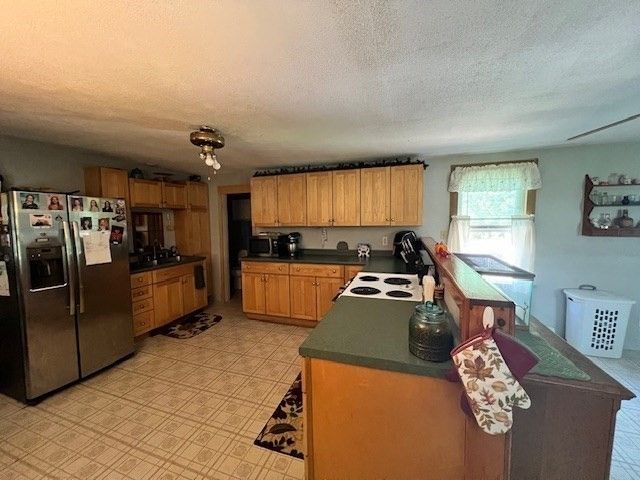 93 Maple St, Greenfield, MA 01301