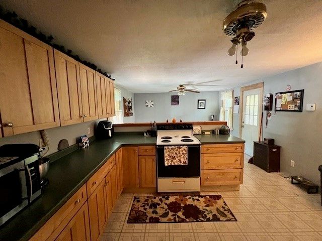 93 Maple St, Greenfield, MA 01301