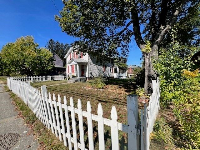 93 Maple St, Greenfield, MA 01301