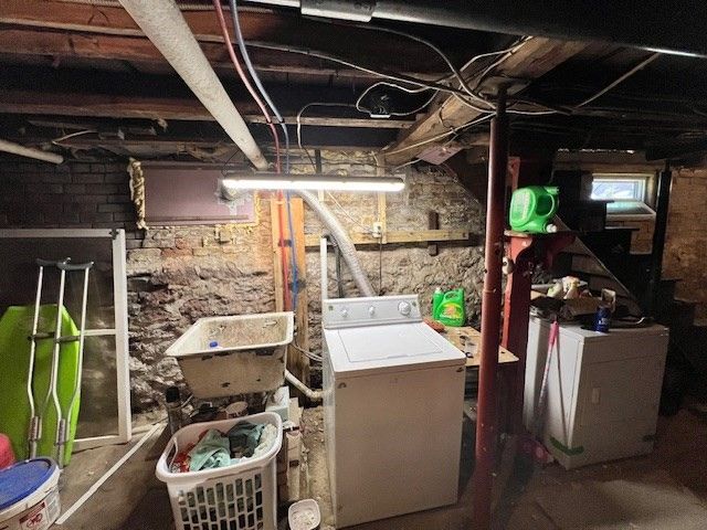 93 Maple St, Greenfield, MA 01301