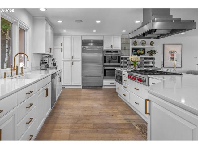 40 CONDOLEA Ct, Lake Oswego, OR 97035