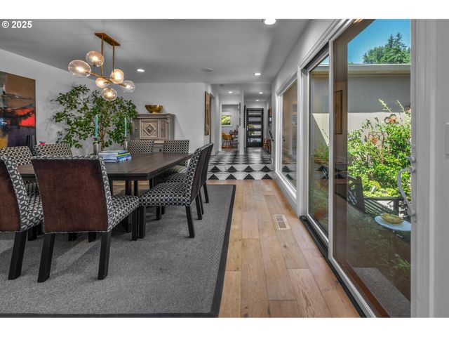 40 CONDOLEA Ct, Lake Oswego, OR 97035