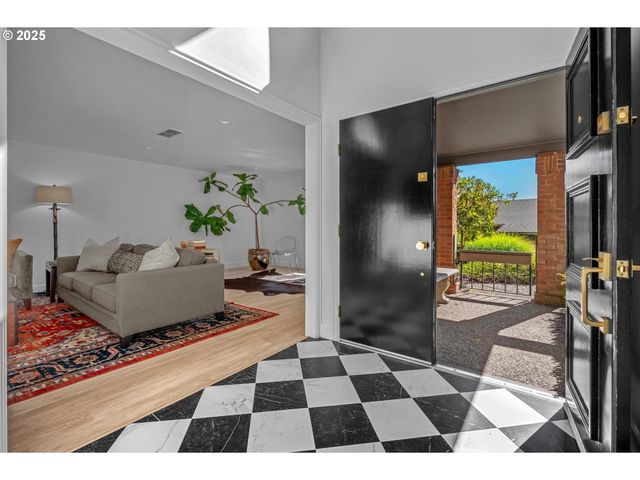 40 CONDOLEA Ct, Lake Oswego, OR 97035