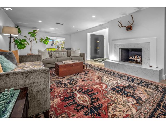 40 CONDOLEA Ct, Lake Oswego, OR 97035