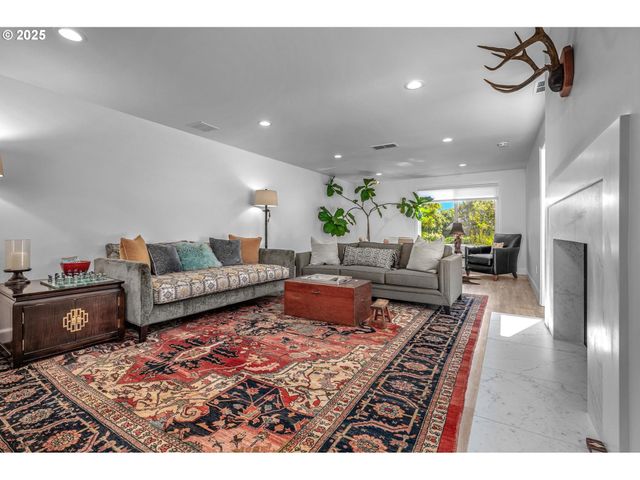 40 CONDOLEA Ct, Lake Oswego, OR 97035