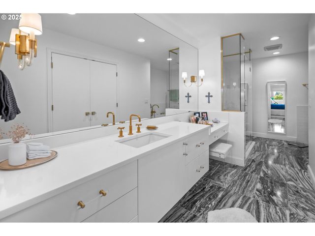 40 CONDOLEA Ct, Lake Oswego, OR 97035