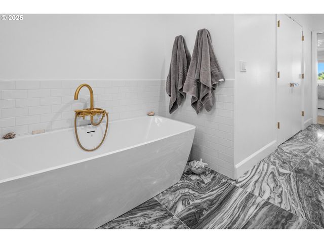 40 CONDOLEA Ct, Lake Oswego, OR 97035