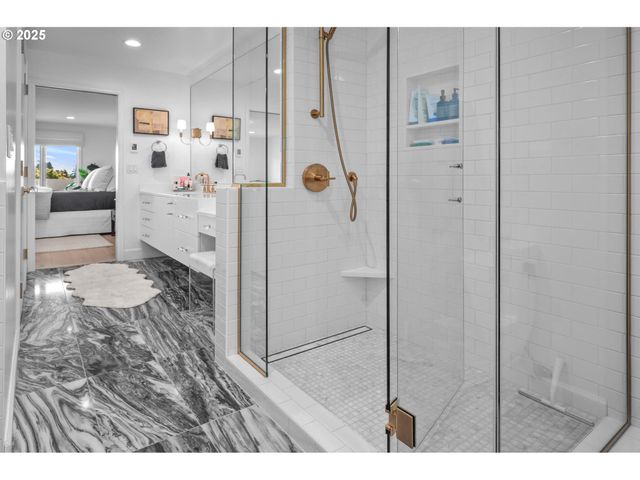 40 CONDOLEA Ct, Lake Oswego, OR 97035