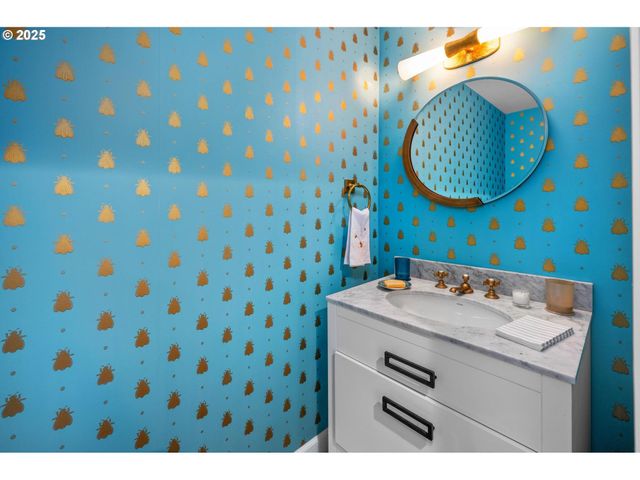 40 CONDOLEA Ct, Lake Oswego, OR 97035