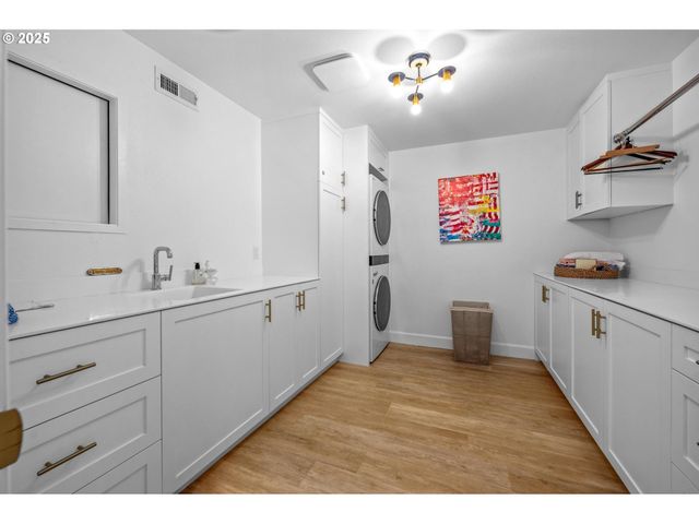 40 CONDOLEA Ct, Lake Oswego, OR 97035