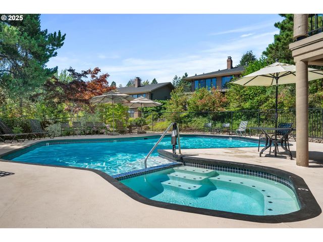 40 CONDOLEA Ct, Lake Oswego, OR 97035