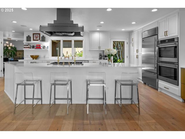 40 CONDOLEA Ct, Lake Oswego, OR 97035