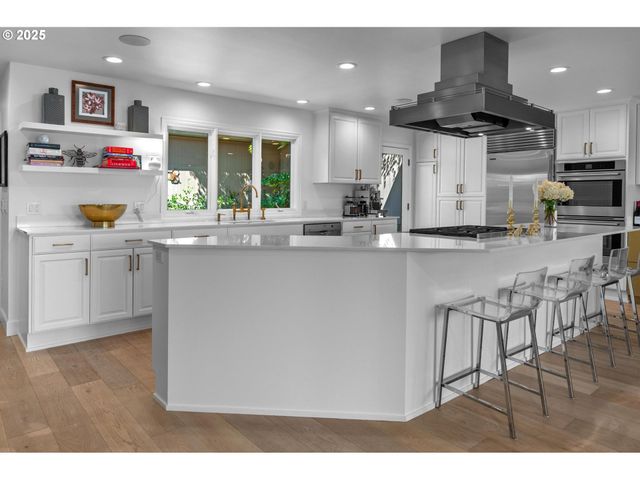 40 CONDOLEA Ct, Lake Oswego, OR 97035