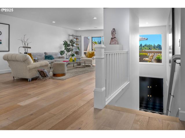 40 CONDOLEA Ct, Lake Oswego, OR 97035