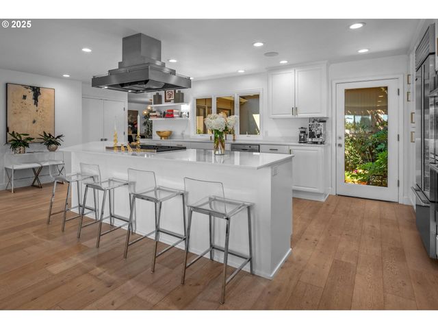 40 CONDOLEA Ct, Lake Oswego, OR 97035