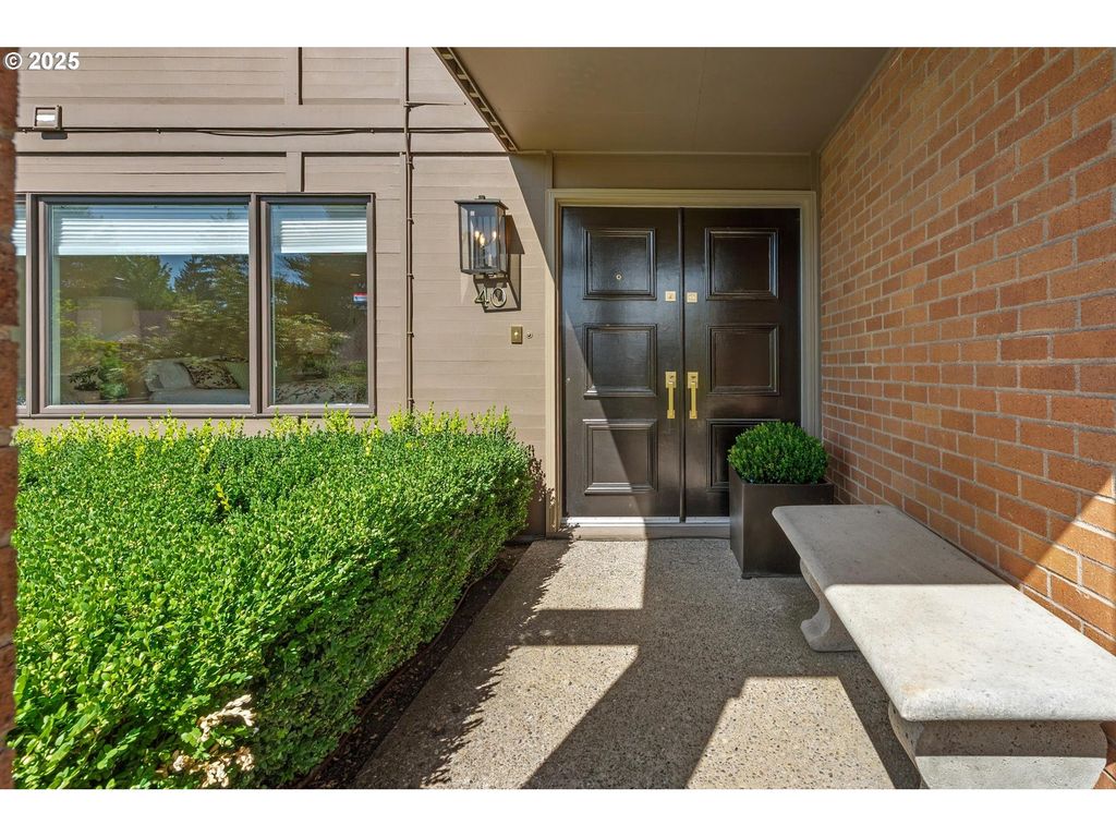 40 CONDOLEA Ct, Lake Oswego, OR 97035