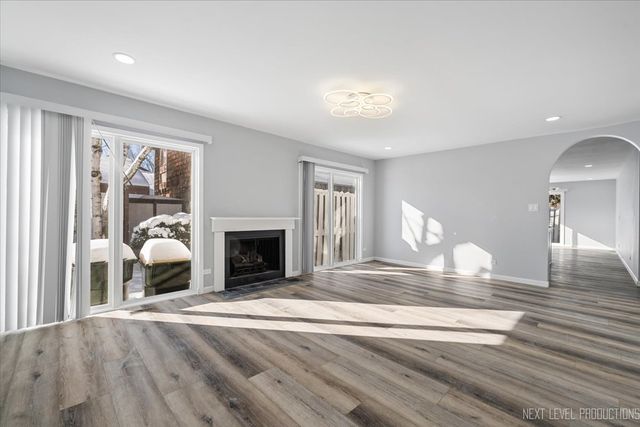 2S616 Linden Square, Warrenville, IL 60555