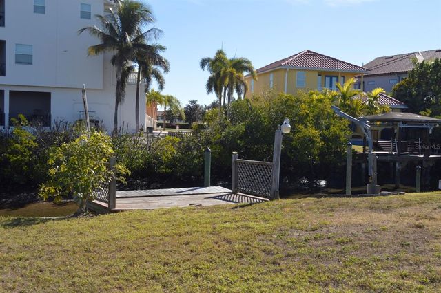 6525 MANILA PALM WAY, Apollo Beach, FL 33572