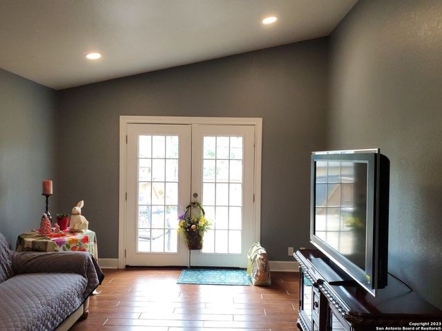 5918 Winding Ridge Dr, Windcrest, TX 78239