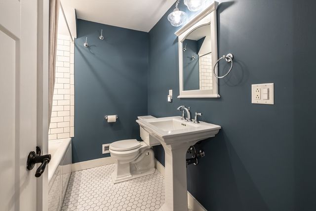 31 Oak St, Wellesley, MA 02482
