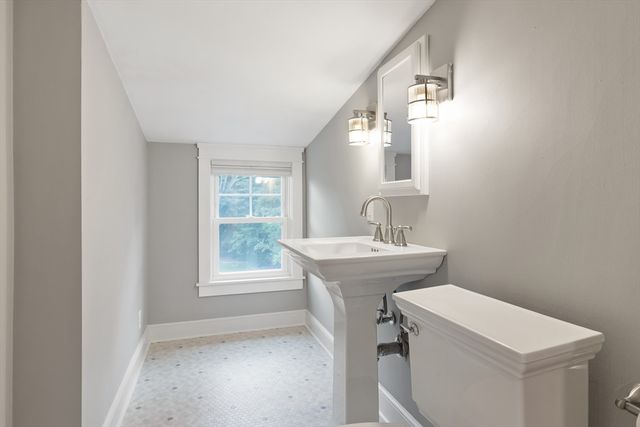 31 Oak St, Wellesley, MA 02482
