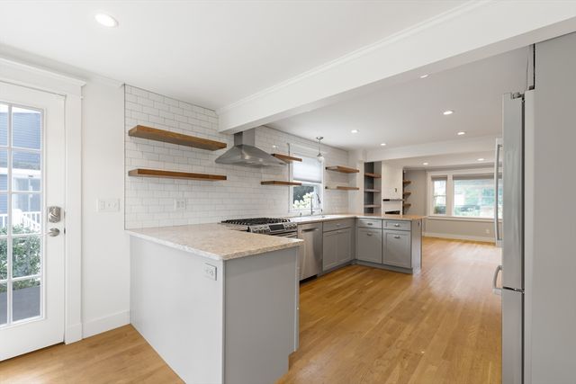 31 Oak St, Wellesley, MA 02482