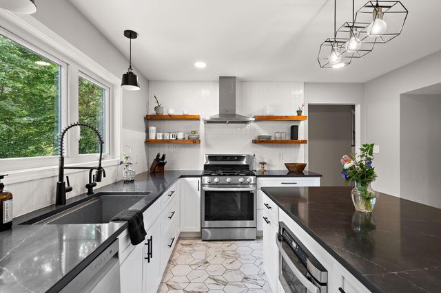 1695 Starwood Drive, Chesterton, IN 46304