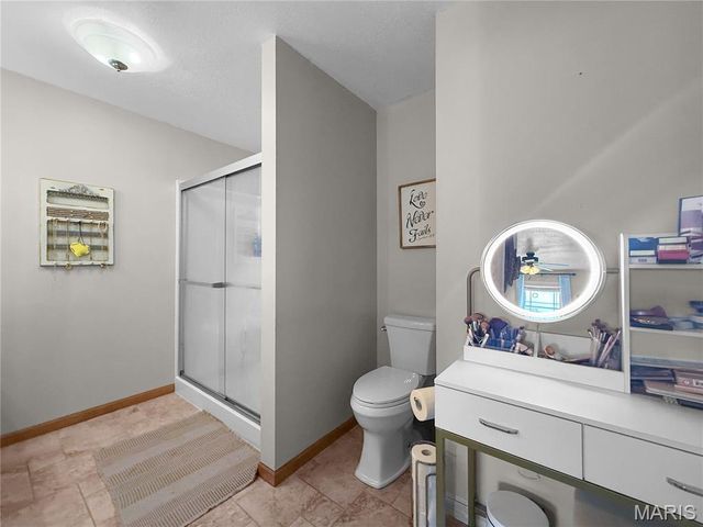 5687 Clear Creek Rd, Hannibal, MO 63401