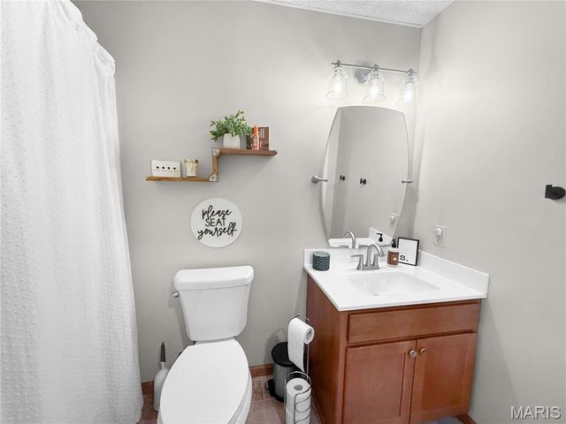 5687 Clear Creek Rd, Hannibal, MO 63401