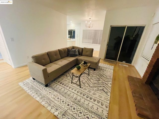 2117 Mark Twain Dr, Antioch, CA 94531