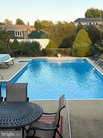 5 RAY DWIER DR, Hamilton, NJ 08690