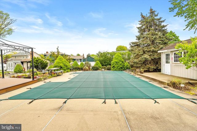 5 RAY DWIER DR, Hamilton, NJ 08690