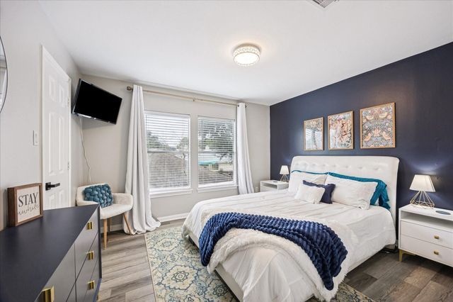 2040 Lodge Crest Court, League City, TX 77573