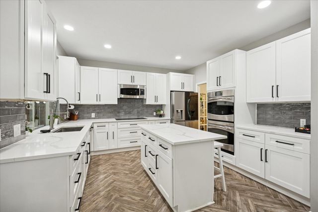 2040 Lodge Crest Court, League City, TX 77573