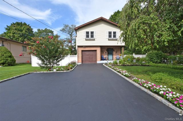 4 Huck Finn Lane, Shoreham, NY 11786