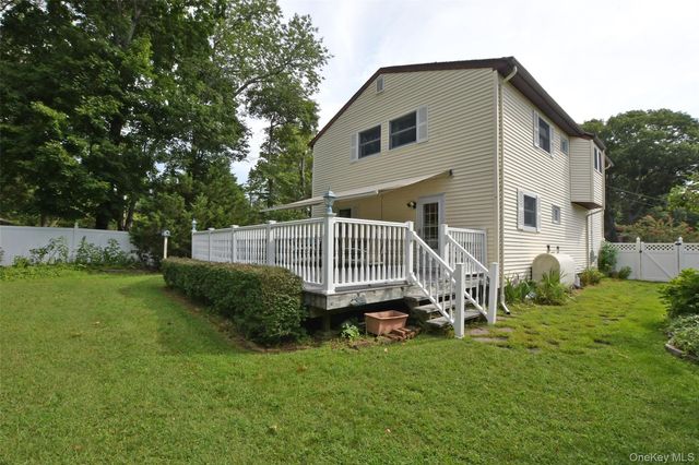 4 Huck Finn Lane, Shoreham, NY 11786