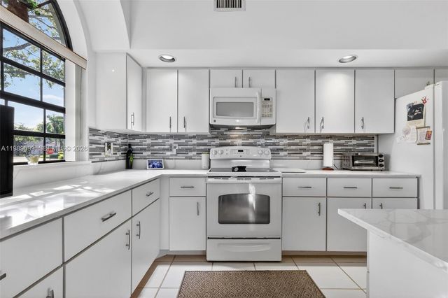 8033 Aberdeen Drive 102, Boynton Beach, FL 33472