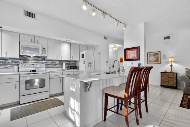 8033 Aberdeen Drive 102, Boynton Beach, FL 33472