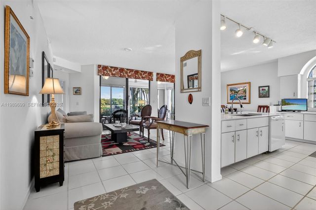 8033 Aberdeen Drive 102, Boynton Beach, FL 33472