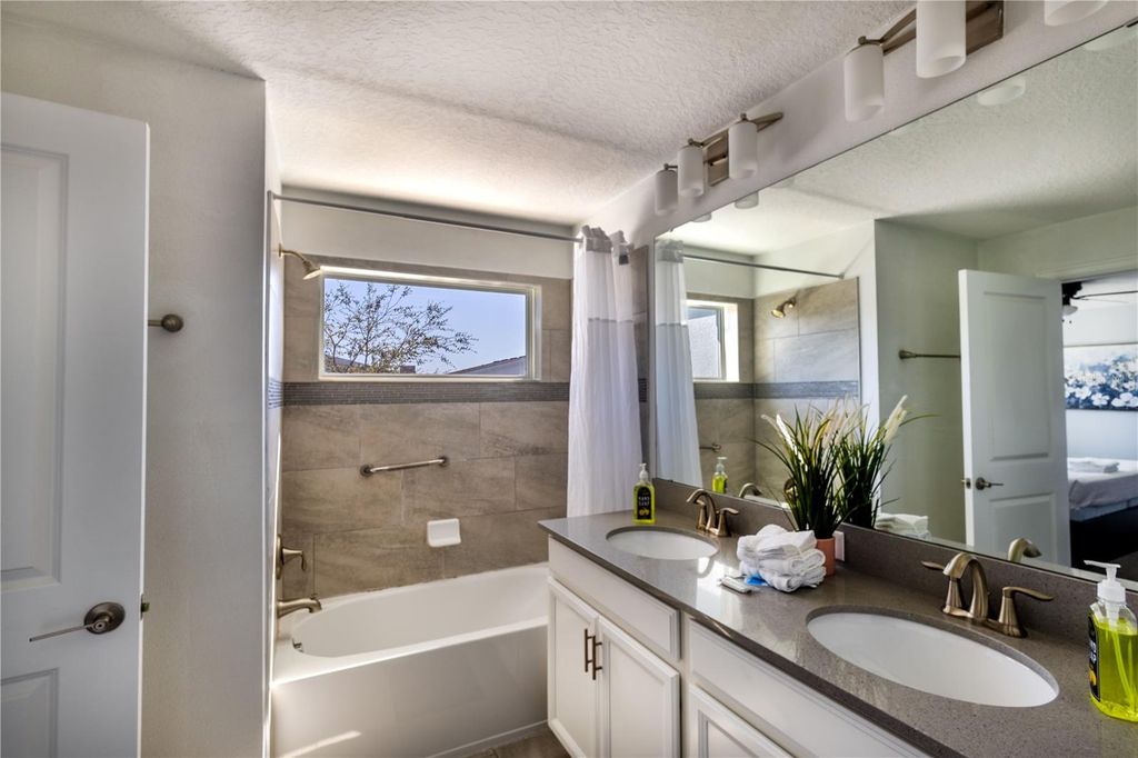 Image 15 of property listing at 650 PEBBLE BEACH DRIVE, Davenport, FL 33896