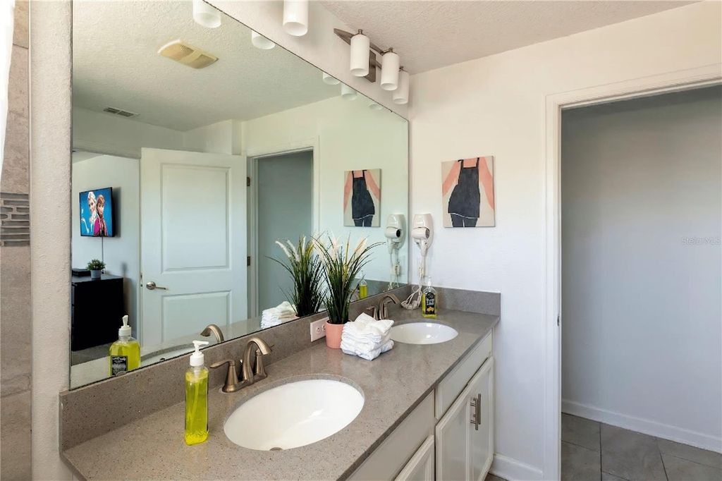 Image 16 of property listing at 650 PEBBLE BEACH DRIVE, Davenport, FL 33896